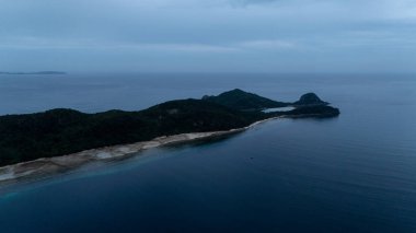 Bayang Basecamp ya da Calibangan Kampı 'nın insansız hava aracı görüntüsü ve Calibangbangan Adası kıyısı boyunca Coron ve El Nido, Palawan, Filipinler arasında turkuaz resifi. Bu, Coron ve El Nido ile Büyük D arasındaki keşif gezisinin temel direktörlerinden biriydi.