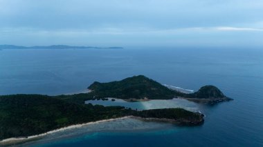 Bayang Basecamp ya da Calibangan Kampı 'nın insansız hava aracı görüntüsü ve Calibangbangan Adası kıyısı boyunca Coron ve El Nido, Palawan, Filipinler arasında turkuaz resifi. Bu, Coron ve El Nido ile Büyük D arasındaki keşif gezisinin temel direktörlerinden biriydi.
