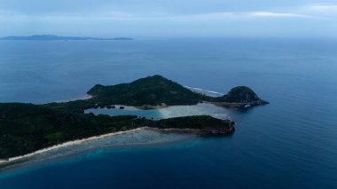 Bayang Basecamp ya da Calibangan Kampı 'nın insansız hava aracı görüntüsü ve Calibangbangan Adası kıyısı boyunca Coron ve El Nido, Palawan, Filipinler arasında turkuaz resifi. Bu, Coron ve El Nido ile Büyük D arasındaki keşif gezisinin temel direktörlerinden biriydi.