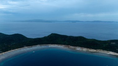 Bayang Basecamp ya da Calibangan Kampı 'nın insansız hava aracı görüntüsü ve Calibangbangan Adası kıyısı boyunca Coron ve El Nido, Palawan, Filipinler arasında turkuaz resifi. Bu, Coron ve El Nido ile Büyük D arasındaki keşif gezisinin temel direktörlerinden biriydi.
