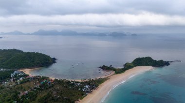 Filipinler 'deki Palawan Adası' ndaki Nacpan Sahili 'nin insansız hava aracı görüntüsü. Yüksek kalite fotoğraf
