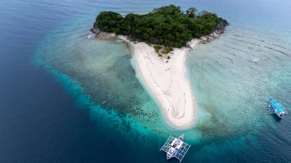 Filipinler 'de Coron ve El Nido arasındaki uzak Tacling Adası' nın insansız hava görüntüsü. Coron 'dan El Nido' ya yapılan gezide Büyük Rüya Kayıkçısı 'yla birlikte durduğumuz bu bakir adadaki güzel kumsal. Yüksek kalite fotoğraf