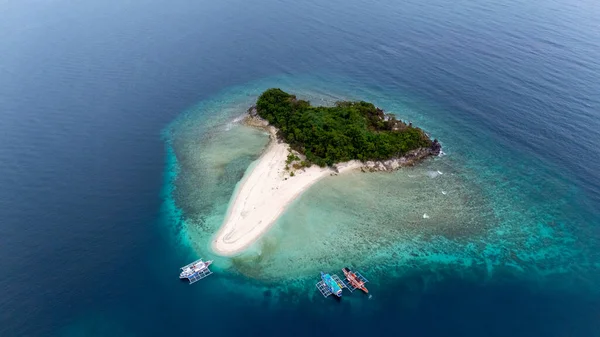 Filipinler 'de Coron ve El Nido arasındaki uzak Tacling Adası' nın insansız hava görüntüsü. Coron 'dan El Nido' ya yapılan gezide Büyük Rüya Kayıkçısı 'yla birlikte durduğumuz bu bakir adadaki güzel kumsal. Yüksek kalite fotoğraf