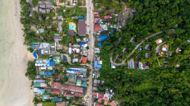 Corong Corong yakınlarındaki dağdaki Karuna villalarının insansız hava görüntüsü El Nido 'nun yanındaki Filipinler. Yüksek kalite fotoğraf