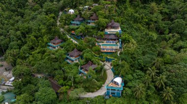 Corong Corong yakınlarındaki dağdaki Karuna villalarının insansız hava görüntüsü El Nido 'nun yanındaki Filipinler. Yüksek kalite fotoğraf