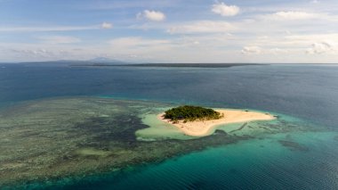 Filipinler, Balabac 'taki güzel Patawan adasının insansız hava aracı görüntüsü. Yüksek kalite fotoğraf