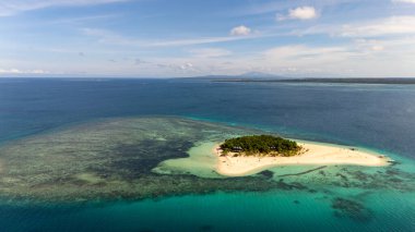 Filipinler, Balabac 'taki güzel Patawan adasının insansız hava aracı görüntüsü. Yüksek kalite fotoğraf