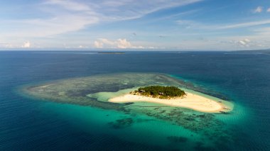 Filipinler, Balabac 'taki güzel Patawan adasının insansız hava aracı görüntüsü. Yüksek kalite fotoğraf