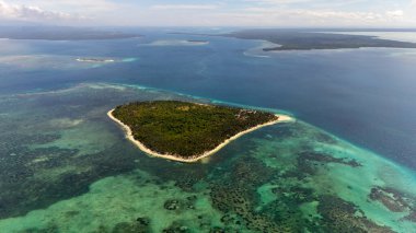 Filipinler 'in Balabac kentindeki Tropikal bir adada Turkuaz Suları ile çevrili Norma Sahili' nin insansız hava aracı görüntüsü. Yüksek kalite fotoğraf
