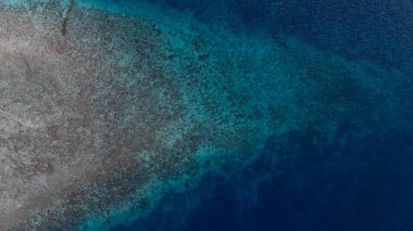Güzel, ham Sicilya adasının insansız hava aracı görüntüsü ya da Balabac 'taki Caxisigan Adası. Kamp Malaya seferinin bir parçası. Yüksek kalite fotoğraf