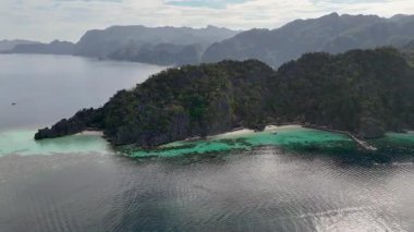 Cennet adası, Coron, Palawan, Filipinler 'deki Banol Plajı' nın insansız hava aracı görüntüsü. Tropikal seyahat noktası. Yüksek kalite fotoğraf