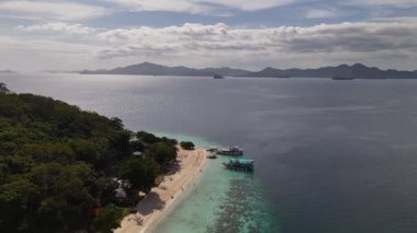 Muz Adası 'nın insansız hava aracı görüntüsü turkuvaz suyu, beyaz kum ve Filipinler, Coron, Palawan' da bir bangka teknesi olan tropikal bir plaj. Yüksek kalite fotoğraf