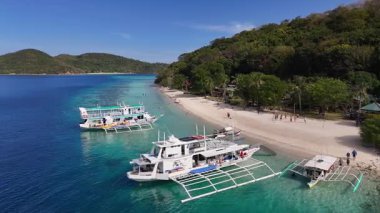 Muz Adası 'nın insansız hava aracı görüntüsü turkuvaz suyu, beyaz kum ve Filipinler, Coron, Palawan' da bir bangka teknesi olan tropikal bir plaj. Yüksek kalite fotoğraf