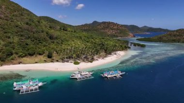 Filipinler 'de Coron yakınlarındaki Araw sahilinin insansız hava aracı görüntüsü.