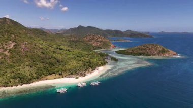 Filipinler 'de Coron yakınlarındaki Araw sahilinin insansız hava aracı görüntüsü.