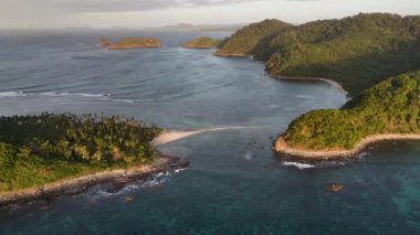 Filipinler 'deki Coron yakınlarındaki Linapacan' daki KMAAL kamp alanının insansız hava görüntüsü. Coron 'dan El Nido' ya Büyük Rüya Kayıkçısı 'yla yapılan keşif gezisinde bir mola. Yüksek kalite fotoğraf