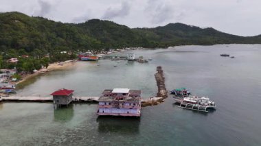 Filipinler 'deki Coron yakınlarında Bulawit kasabasının insansız hava aracı görüntüsü. Coron 'dan El Nido' ya Büyük Rüya Kayıkçısı şirketiyle yapılan seferin bir durağı. Yüksek kalite fotoğraf