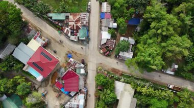 Filipinler, Puerto Prensesi, 02 Mayıs 2025. Tipik bir kentsel sokak manzarası. Küçük yerel işletmeler, kablolar ve alacakaranlıkta sarmal çatılar..