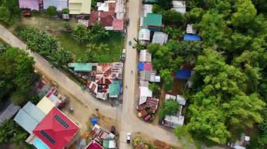 Filipinler, Puerto Prensesi, 02 Mayıs 2025. Tipik bir kentsel sokak manzarası. Küçük yerel işletmeler, kablolar ve alacakaranlıkta sarmal çatılar..