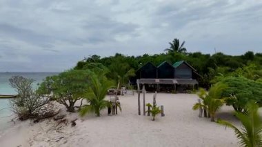 Filipinler, Balabac 'taki güzel Patawan adasının insansız hava aracı görüntüsü.