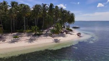 Filipinler 'in Balabac kentindeki Tropikal bir adada Turkuaz Suları ile çevrili Norma Sahili' nin insansız hava aracı görüntüsü.