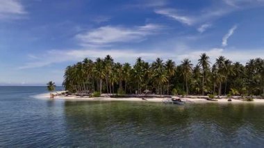 Filipinler 'in Balabac kentindeki Tropikal bir adada Turkuaz Suları ile çevrili Norma Sahili' nin insansız hava aracı görüntüsü.