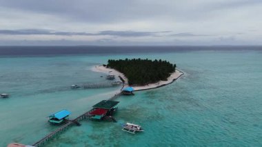 Onok Adası, Balabac, Filipinler 'in insansız hava aracı görüntüsü. Tropik plaj, berrak su, mercan resifleri ve kaplumbağalar. Yüksek kalite fotoğraf