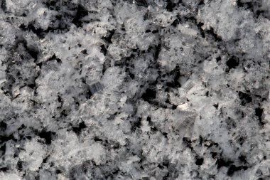 Beyaz buz kalıpları siyah arkaplanda kapanır.