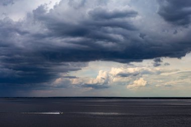 Nehrin üzerinde güzel bulutlar. Nehirde su motosikletli yaz manzarası.