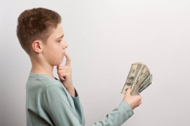 Çok parası olan düşünceli bir çocuk.