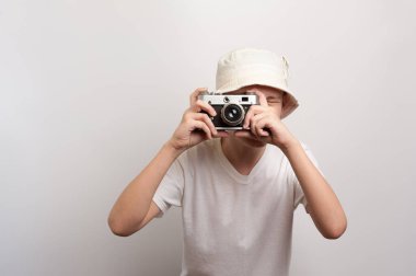 Çekim sırasında retro kameralı genç sanatçı