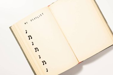 Beyaz arkaplanda boş sayfaları olan eski açık kitap