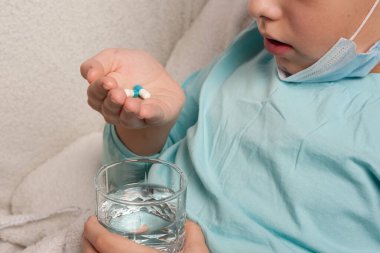 Bir gencin ilaç alma süreci