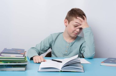 Evde öğrenim görürken aşırı yüklenmiş bir çocuk.