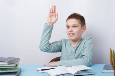 Örnek bir öğrenci çevrimiçi öğrenim sırasında soruları cevaplamak için inisiyatif alır