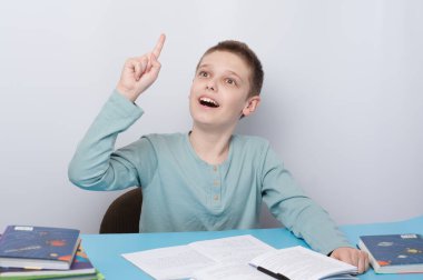 Örnek bir öğrenci çevrimiçi öğrenim sırasında soruları cevaplamak için inisiyatif alır