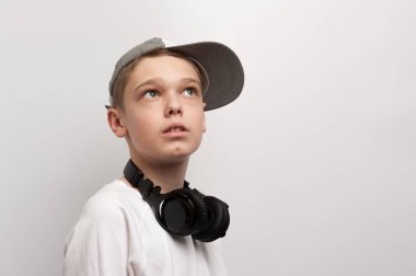 Çekim için poz veren sıradan bir çocuk.