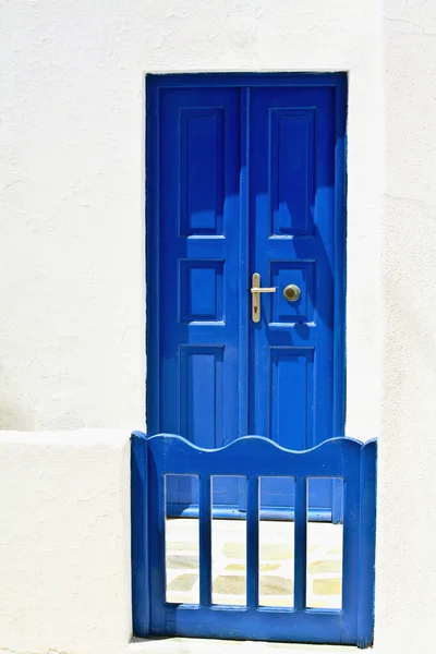 Mavi kapı ve kapı Mykonos Yunanistan