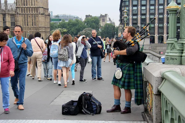 Busker Skotlandia di jembatan Westminster, London . — Stok Foto