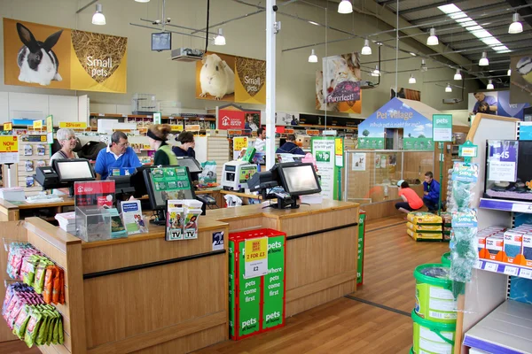 Huisdier producten in een huisdier supermarkt. — Stockfoto