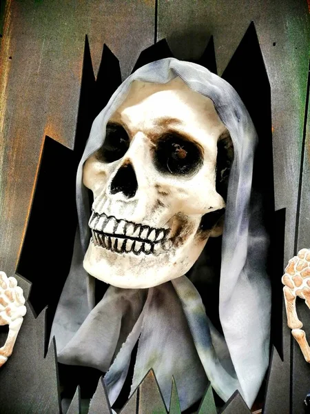 Esqueleto Halloween Assustador Emergindo Parede Quebrada — Fotografia de Stock