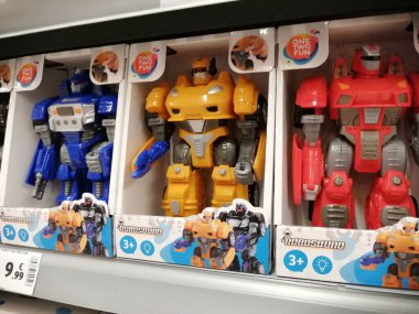 Algarve, Portimao, Portekiz. 29.12 civarı. 2020 yılı. Oyuncak Robotlar Portekiz 'de bir süpermarkette raflarda satılıyor..