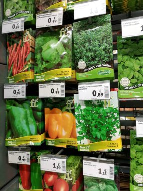 Faro, Portimao, Portekiz. Circa 05-18-2021. Portekiz 'deki bir Jumbo süpermarketinde sebze tohumları paketi satışı.