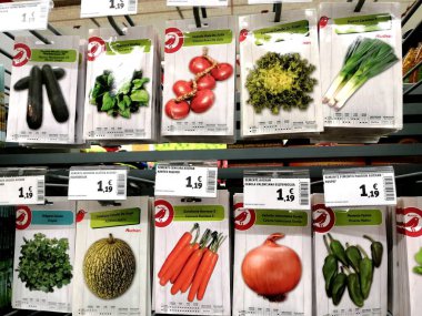 Faro, Portimao, Portekiz. Circa 06-14-2021. Portekiz 'deki bir Jumbo süpermarketinde sebze tohumları paketi satışı