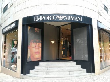Lizbon, Portekiz. Circa 05, 09, 2021 Emporio Armani mağazası Lizbon, Portekiz 'deki Rua da Liberdade' de bulunuyor..