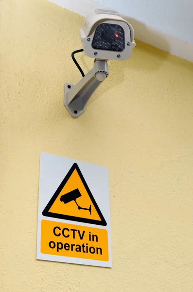 Câmera CCTV e sinal de aviso — Fotografia de Stock