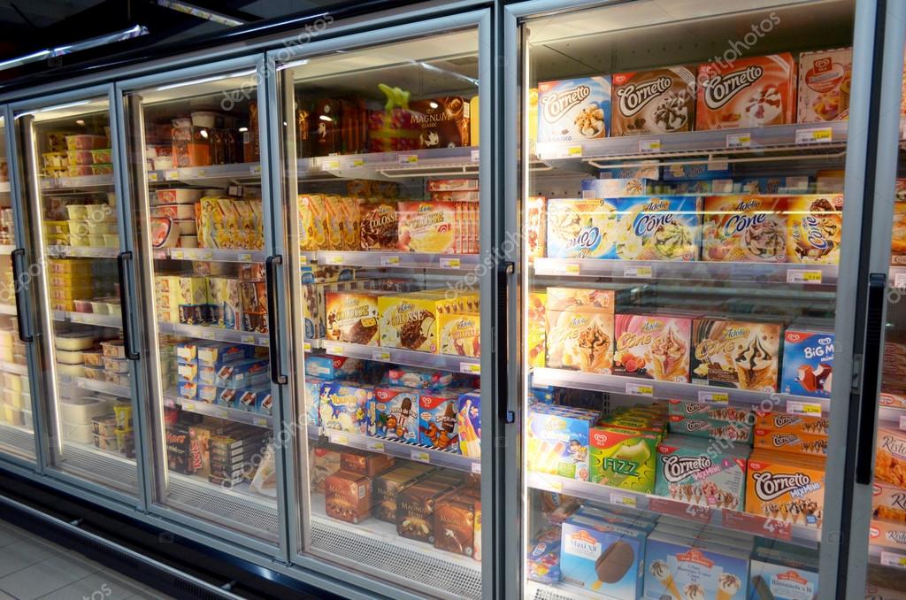 холодильник с продуктами. холодильник с мороженым. хранение продуктов. мороженные в холодильнике. продукты для заморозки.