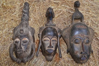 zwangere vrouw met gele tulpen