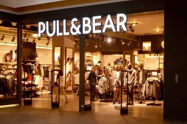 Магазин одежды Pull & Bear — стоковое фото