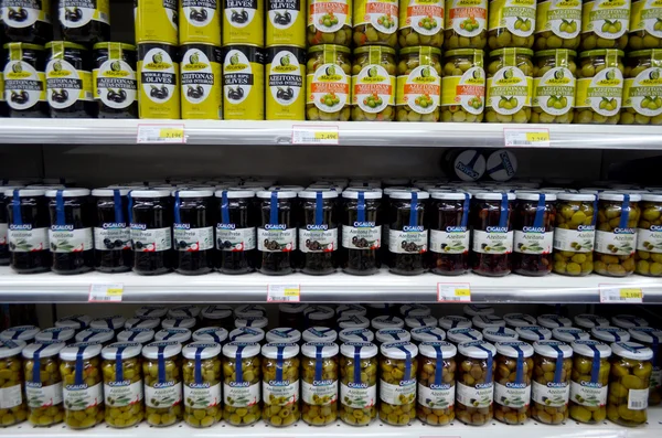 Olives displayed in supermarket — Stock Photo, Image